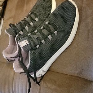 Womens Under Armour tennis shoes